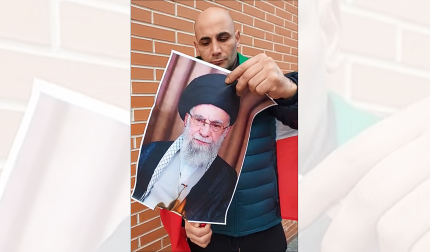 Sami Asgar quema el retrato del líder supremo en un acto de resistencia que se ha extendido dentro y fuera del país