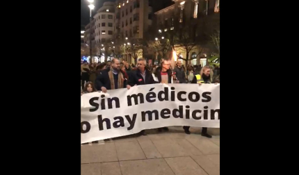 La cabecera de la manifestación, a su salida desde la plaza de los Fueros