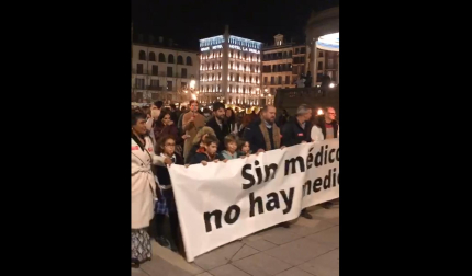 La cabecera de la manifestación, en el inicio de la marcha en la Plaza del Castillo.