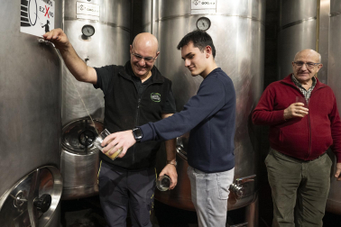 Apertura de la temporada de sidrerías en el Toki Alai de Lekunberri con el aizkolari Iker Vicente como maestro de ceremonias