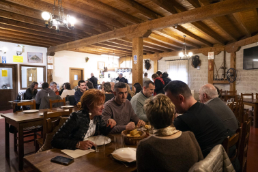 Apertura de la temporada de sidrerías en el Toki Alai de Lekunberri con el aizkolari Iker Vicente como maestro de ceremonias