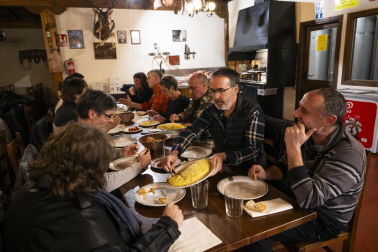 Apertura de la temporada de sidrerías en el Toki Alai de Lekunberri con el aizkolari Iker Vicente como maestro de ceremonias