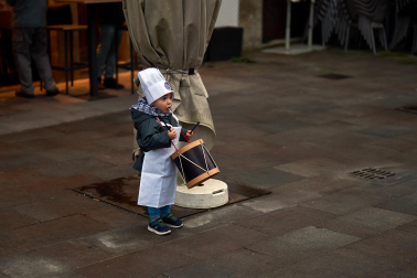 Fotos de San Saastin en Lakuntza, inicio de las fiestas de San Sebastián con tamborrada en la localidad
