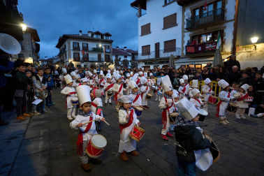 Fotos de San Saastin en Lakuntza, inicio de las fiestas de San Sebastián con tamborrada en la localidad