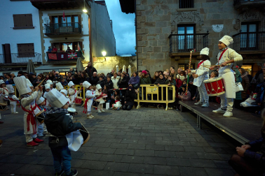 Fotos de San Saastin en Lakuntza, inicio de las fiestas de San Sebastián con tamborrada en la localidad