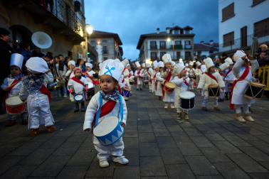 Fotos de San Saastin en Lakuntza, inicio de las fiestas de San Sebastián con tamborrada en la localidad
