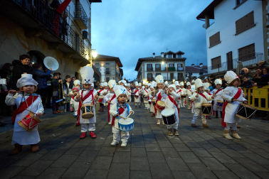 Fotos de San Saastin en Lakuntza, inicio de las fiestas de San Sebastián con tamborrada en la localidad