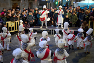 Fotos de San Saastin en Lakuntza, inicio de las fiestas de San Sebastián con tamborrada en la localidad