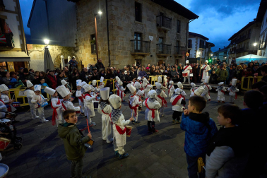 Fotos de San Saastin en Lakuntza, inicio de las fiestas de San Sebastián con tamborrada en la localidad