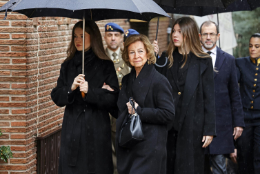 Los Reyes y sus hijas arropan a la Reina Sofía en el responso por su hermana Irene de Grecia en Madrid