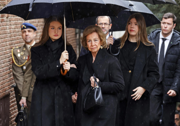 Los Reyes y sus hijas arropan a la Reina Sofía en el responso por su hermana Irene de Grecia en Madrid