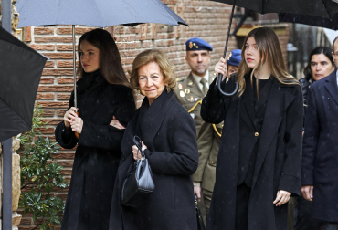 Los Reyes y sus hijas arropan a la Reina Sofía en el responso por su hermana Irene de Grecia en Madrid