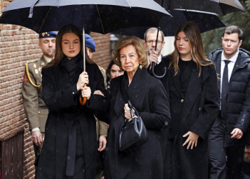 Los Reyes y sus hijas arropan a la Reina Sofía en el responso por su hermana Irene de Grecia en Madrid