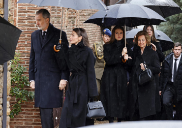 Los Reyes y sus hijas arropan a la Reina Sofía en el responso por su hermana Irene de Grecia en Madrid