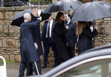 Los Reyes y sus hijas arropan a la Reina Sofía en el responso por su hermana Irene de Grecia en Madrid
