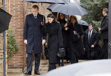 Los Reyes y sus hijas arropan a la Reina Sofía en el responso por su hermana Irene de Grecia en Madrid
