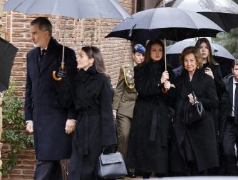 Los Reyes y sus hijas arropan a la Reina Sofía en el responso por su hermana Irene de Grecia en Madrid