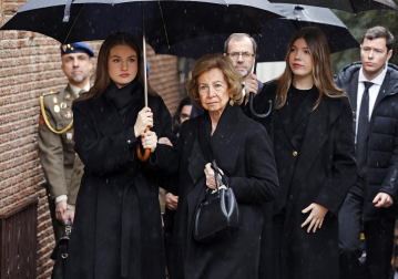 Los Reyes y sus hijas arropan a la Reina Sofía en el responso por su hermana Irene de Grecia en Madrid