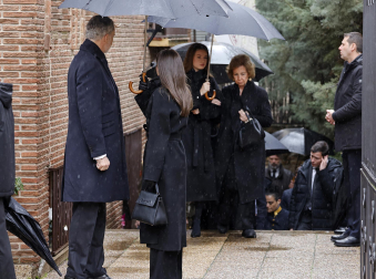 Los Reyes y sus hijas arropan a la Reina Sofía en el responso por su hermana Irene de Grecia en Madrid