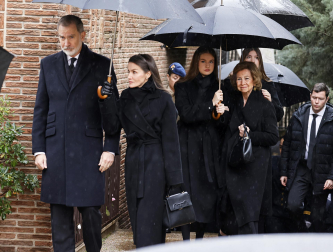 Los Reyes y sus hijas arropan a la Reina Sofía en el responso por su hermana Irene de Grecia en Madrid