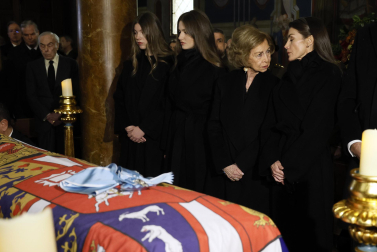 Los Reyes y sus hijas arropan a la Reina Sofía en el responso por su hermana Irene de Grecia en Madrid