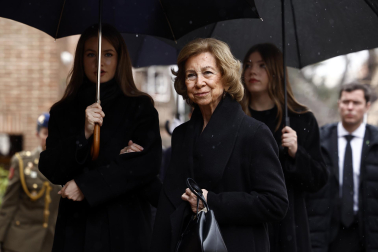 Los Reyes y sus hijas arropan a la Reina Sofía en el responso por su hermana Irene de Grecia en Madrid