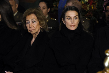 Los Reyes y sus hijas arropan a la Reina Sofía en el responso por su hermana Irene de Grecia en Madrid