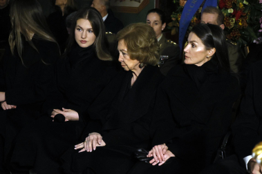 Los Reyes y sus hijas arropan a la Reina Sofía en el responso por su hermana Irene de Grecia en Madrid