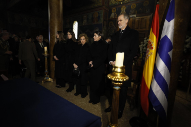 Los Reyes y sus hijas arropan a la Reina Sofía en el responso por su hermana Irene de Grecia en Madrid