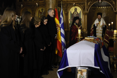 Los Reyes y sus hijas arropan a la Reina Sofía en el responso por su hermana Irene de Grecia en Madrid