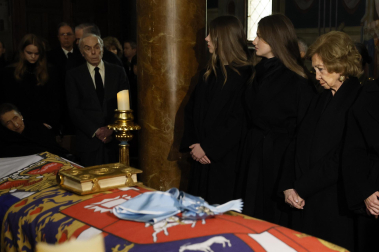 Los Reyes y sus hijas arropan a la Reina Sofía en el responso por su hermana Irene de Grecia en Madrid