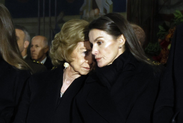Los Reyes y sus hijas arropan a la Reina Sofía en el responso por su hermana Irene de Grecia en Madrid