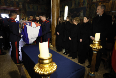 Los Reyes y sus hijas arropan a la Reina Sofía en el responso por su hermana Irene de Grecia en Madrid