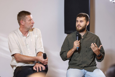 Fermín Torrano, durante un evento en Kiev con periodistas que trabajan en zonas de conflicto. En la imagen le acompaña el reportero ucraniano Andriy Dubchak (izq.).