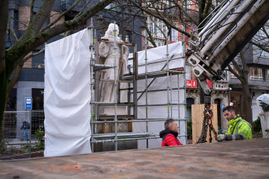 Fotos de la retirada de las tres últimas estatuas de los reyes del paseo de Sarasate