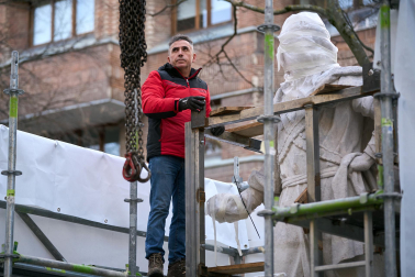 Fotos de la retirada de las tres últimas estatuas de los reyes del paseo de Sarasate