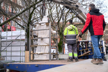 Fotos de la retirada de las tres últimas estatuas de los reyes del paseo de Sarasate