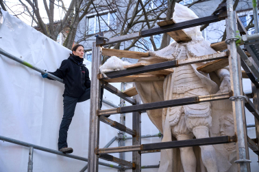 Fotos de la retirada de las tres últimas estatuas de los reyes del paseo de Sarasate