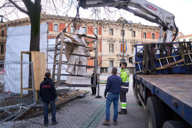 Fotos de la retirada de las tres últimas estatuas de los reyes del paseo de Sarasate