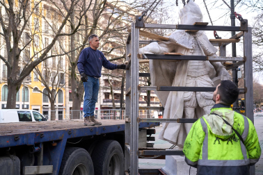 Fotos de la retirada de las tres últimas estatuas de los reyes del paseo de Sarasate