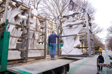 Fotos de la retirada de las tres últimas estatuas de los reyes del paseo de Sarasate