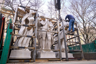 Fotos de la retirada de las tres últimas estatuas de los reyes del paseo de Sarasate