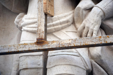 Fotos de la retirada de las tres últimas estatuas de los reyes del paseo de Sarasate