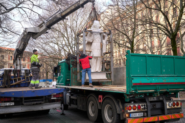 Fotos de la retirada de las tres últimas estatuas de los reyes del paseo de Sarasate