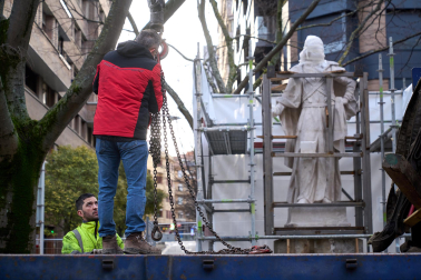 Fotos de la retirada de las tres últimas estatuas de los reyes del paseo de Sarasate