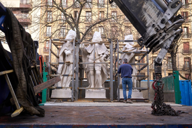 Fotos de la retirada de las tres últimas estatuas de los reyes del paseo de Sarasate
