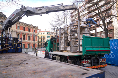 Fotos de la retirada de las tres últimas estatuas de los reyes del paseo de Sarasate