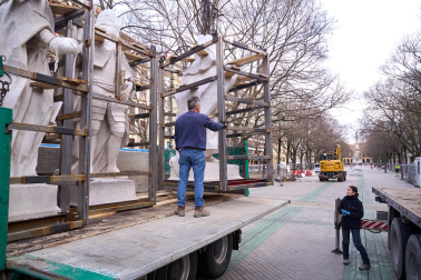 Fotos de la retirada de las tres últimas estatuas de los reyes del paseo de Sarasate