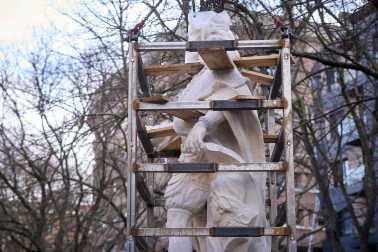 Fotos de la retirada de las tres últimas estatuas de los reyes del paseo de Sarasate