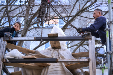 Fotos de la retirada de las tres últimas estatuas de los reyes del paseo de Sarasate